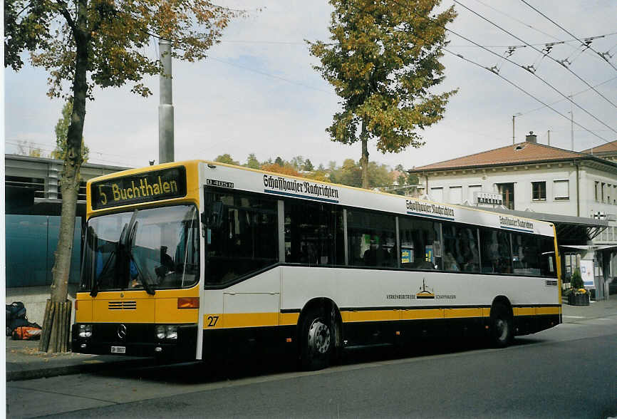 (071'603) - VBSH Schaffhausen - Nr. 27/SH 38'027 - Mercedes am 4. Oktober 2004 beim Bahnhof Schaffhausen