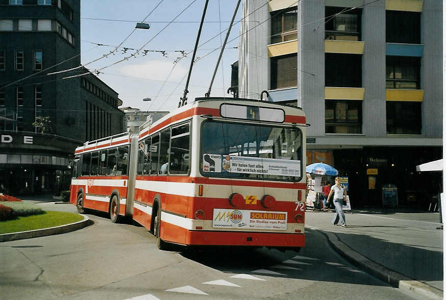 (071'712) - VB Biel - Nr. 72 - Volvo/R&J Gelenktrolleybus am 5. Oktober 2004 in Biel, Guisanplatz