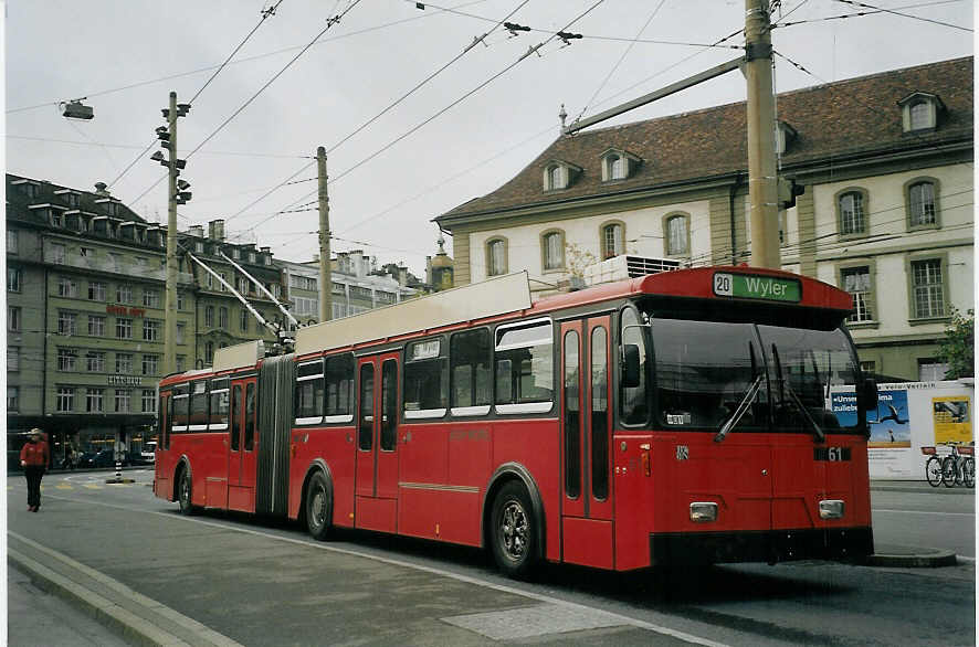 (071'828) - Bernmobil, Bern - Nr. 61 - FBW/Hess Gelenktrolleybus am 8. Oktober 2004 beim Bahnhof Bern