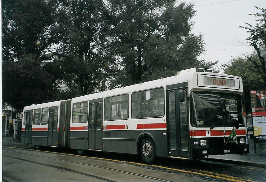 (071'936) - VBSG St. Gallen - Nr. 237/SG 198'237 - NAW/Hess am 11. Oktober 2004 beim Bahnhof St. Gallen