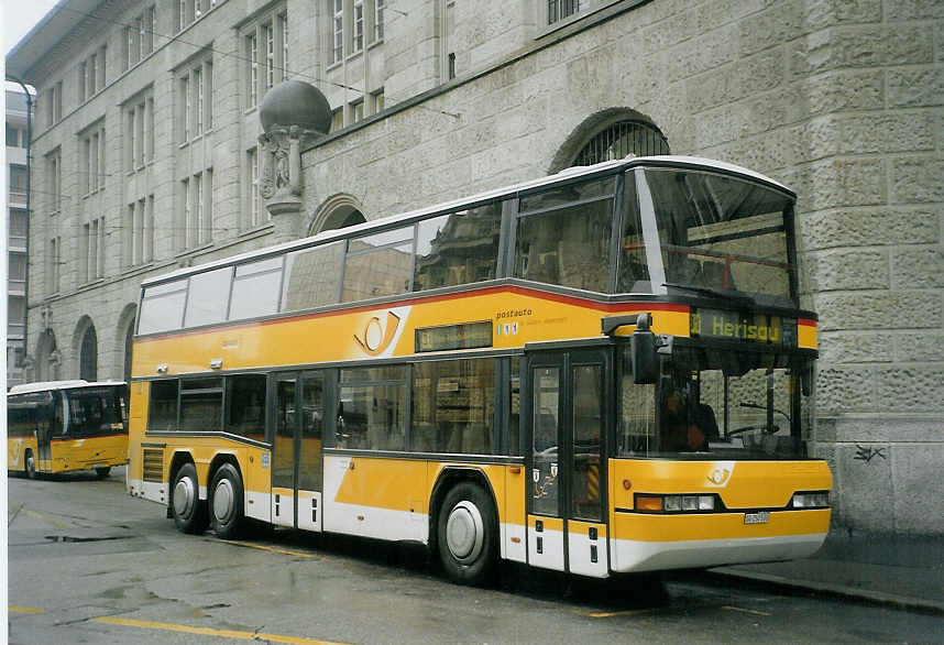 (072'004) - Casutt, Gossau - SG 250'500 - Neoplan am 11. Oktober 2004 beim Bahnhof St. Gallen