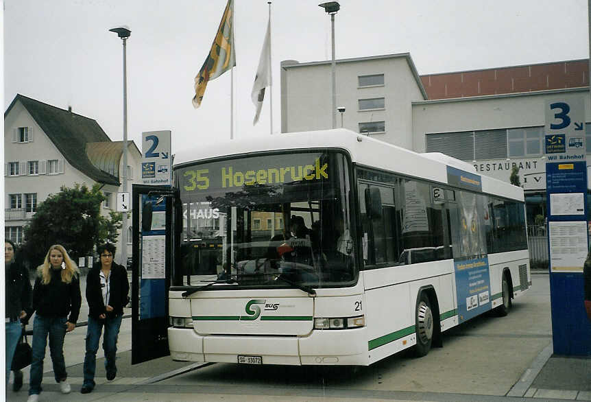 (072'118) - BOS Wil - Nr. 21/SG 33'072 - Volvo/Hess am 11. Oktober 2004 beim Bahnhof Wil