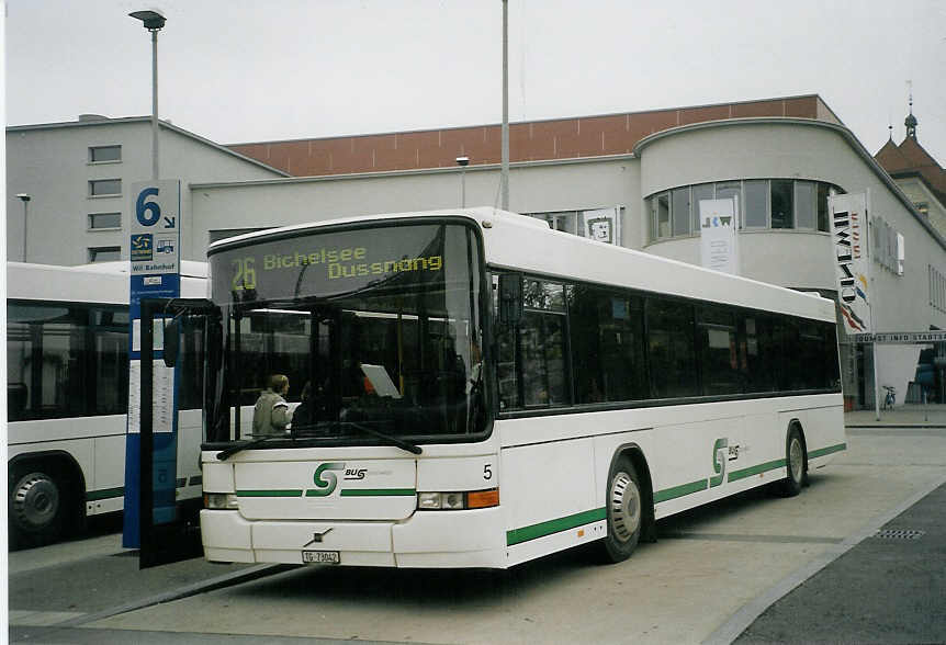 (072'119) - BOS Wil - Nr. 5/TG 73'042 - Volvo/Hess (ex BHW Wil Nr. 5) am 11. Oktober 2004 beim Bahnhof Wil