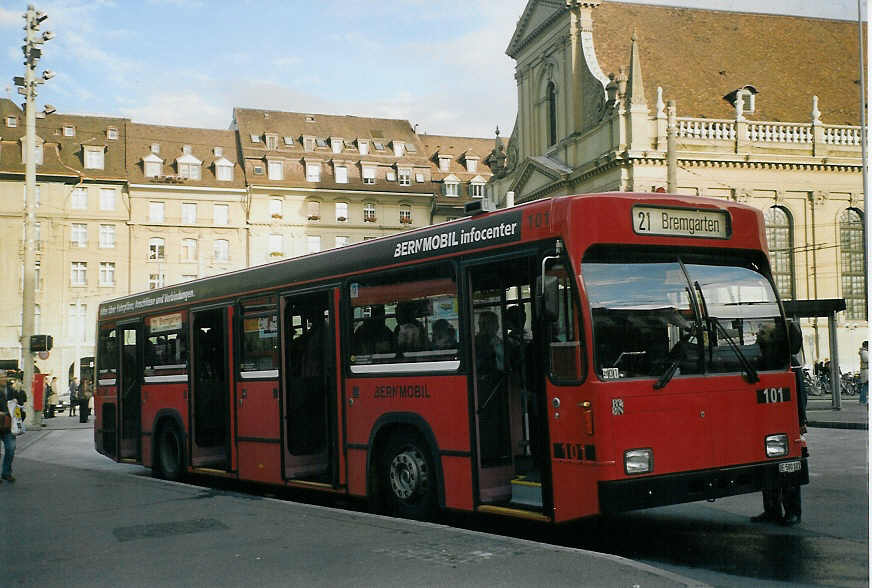 (072'221) - Bernmobil, Bern - Nr. 101/BE 500'101 - Volvo/R&J am 21. Oktober 2004 beim Bahnhof Bern