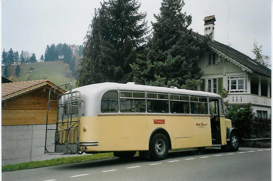 (072'431) - Burri, Teuffenthal - BE 656 U - Saurer/R&J am 31. Oktober 2004 in Teuffenthal, Post