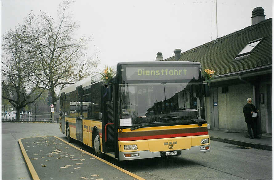 (072'824) - STI Thun - Nr. 95/BE 572'095 - MAN am 29. November 2004 beim Bahnhof Thun