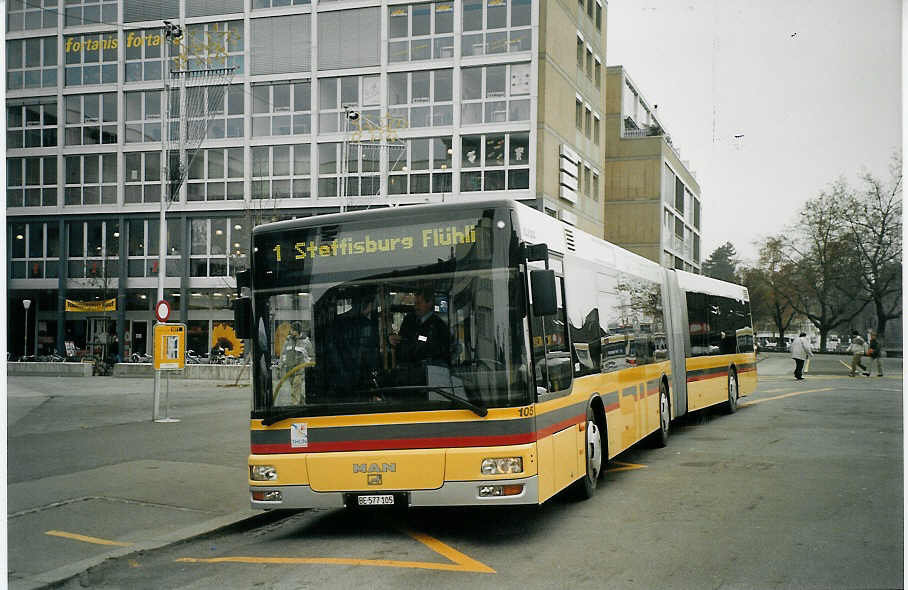 (073'127) - STI Thun - Nr. 105/BE 577'105 - MAN am 12. Dezember 2004 beim Bahnhof Thun