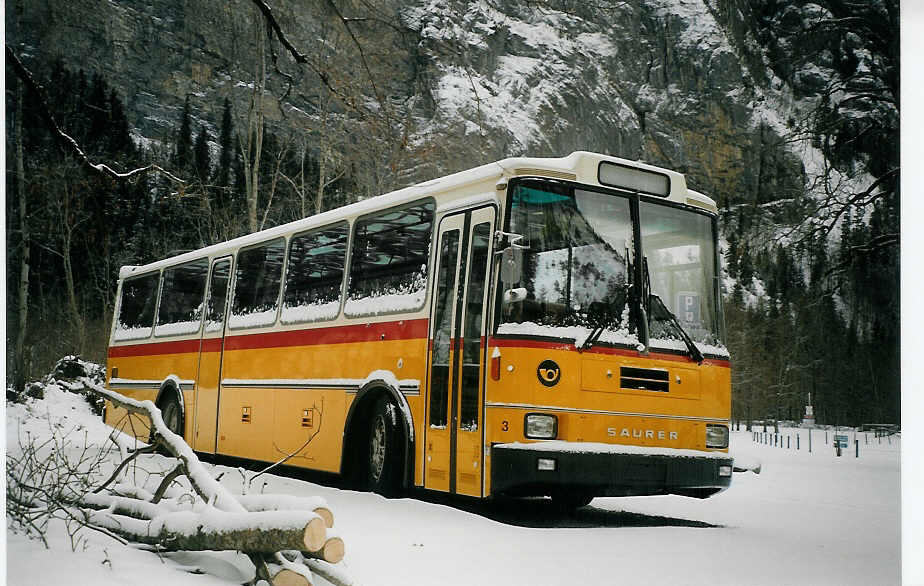 (073'310) - Schmocker, Stechelberg - Nr. 3 - Saurer/R&J (ex Nr. 1; ex Gertsch, Stechelberg Nr. 1) am 18. Dezember 2004 in Stechelberg, Hotel