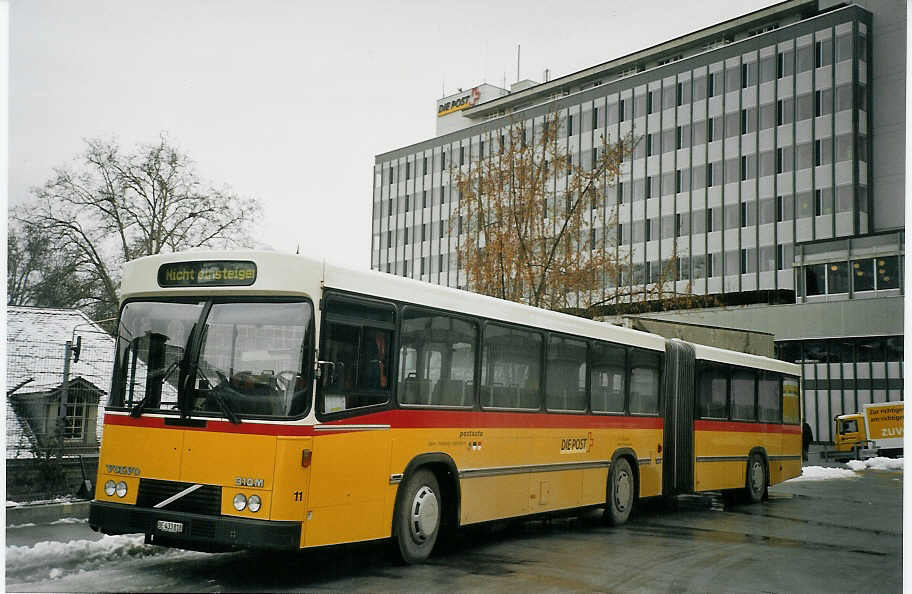 (073'325) - Steiner, Ortschwaben - Nr. 11/BE 433'818 - Volvo/R&J am 20. Dezember 2004 in Bern, Postautostation