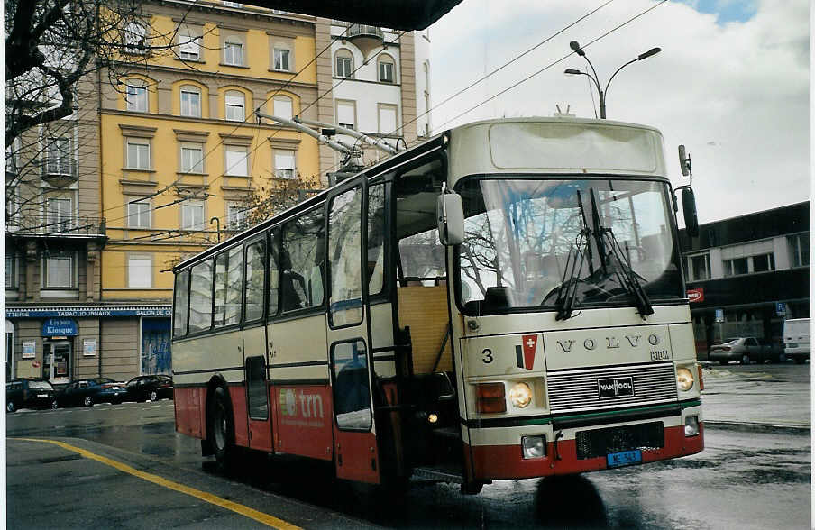 (073'524) - TC La Chaux-de-Fonds - Nr. 3/NE 543 - Volvo/Van Hool Enteiser (ex VR La Chaux-de-Fonds Nr. 41) am 1. Januar 2005 beim Bahnhof La Chaux-de-Fonds 