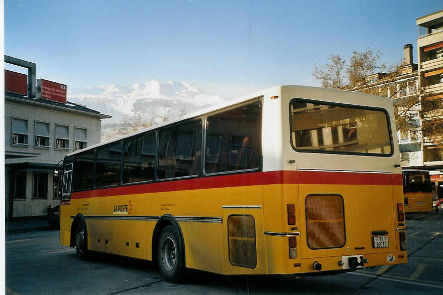 (073'626) - Dubuis, Savise - VS 16'013 - Scania/Lauber am 1. Januar 2005 beim Bahnhof Sion 