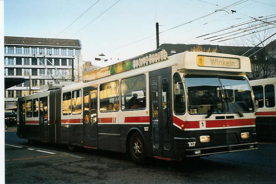 (073'809) - VBSG St. Gallen - Nr. 107 - Saurer/Hess Gelenktrolleybus am 8. Januar 2005 beim Bahnhof St. Gallen