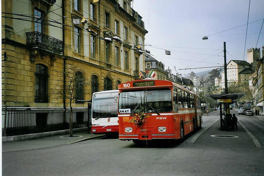 (074'122) - TN Neuchtel - Nr. 160 - FBW/Hess Gelenktrolleybus (ex Nr. 60) am 16. Januar 2005 in Neuchtel, Place Pury