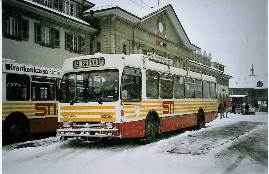 (074'311) - STI Thun - Nr. 30/BE 419'030 - Volvo/R&J (ex SAT Thun Nr. 30) am 23. Januar 2005 beim Bahnhof Thun