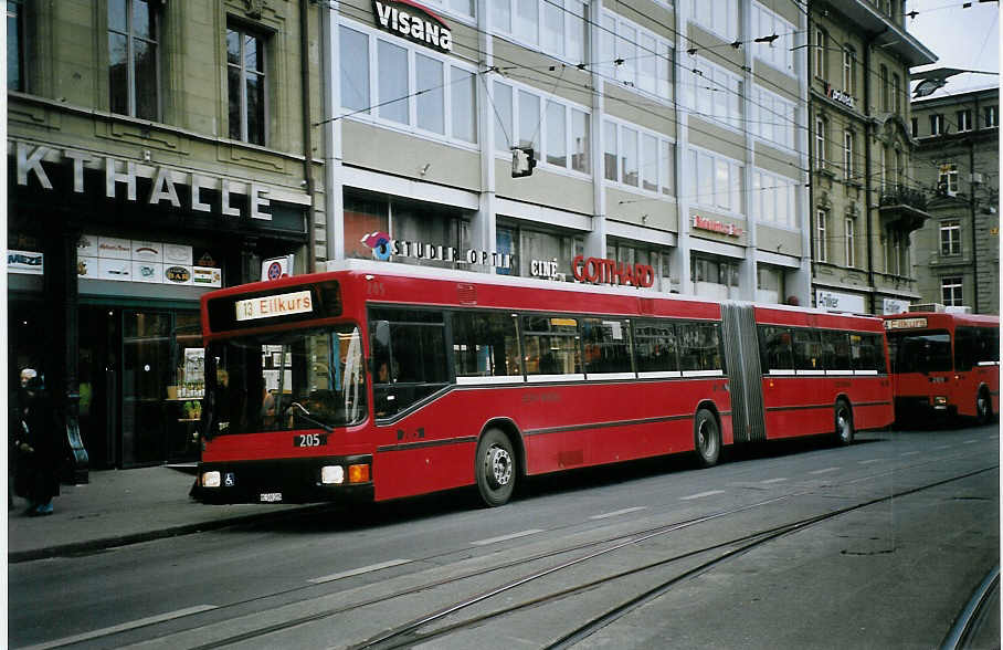 (074'523) - Bernmobil, Bern - Nr. 205/BE 500'205 - MAN am 10. Februar 2005 beim Bahnhof Bern