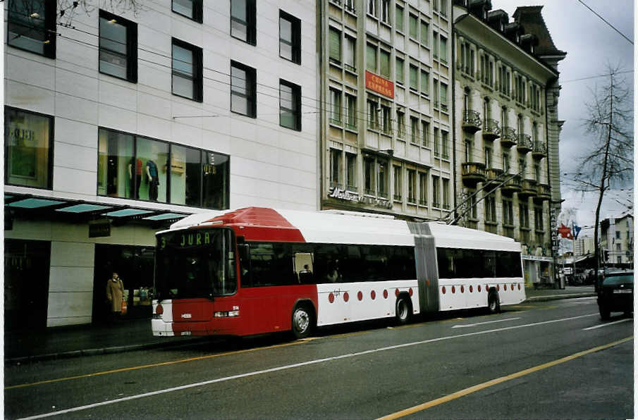 (074'615) - TPF Fribourg - Nr. 514/FR 300'394 - MAN/Hess Gelenkduobus am 12. Februar 2005 beim Bahnhof Fribourg