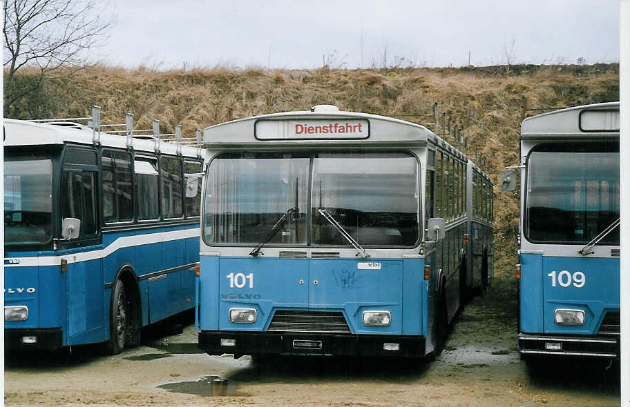 (074'710) - VBL Luzern - Nr. 101 - Volvo/Hess am 12. Februar 2005 beim Bahnhof Courtepin