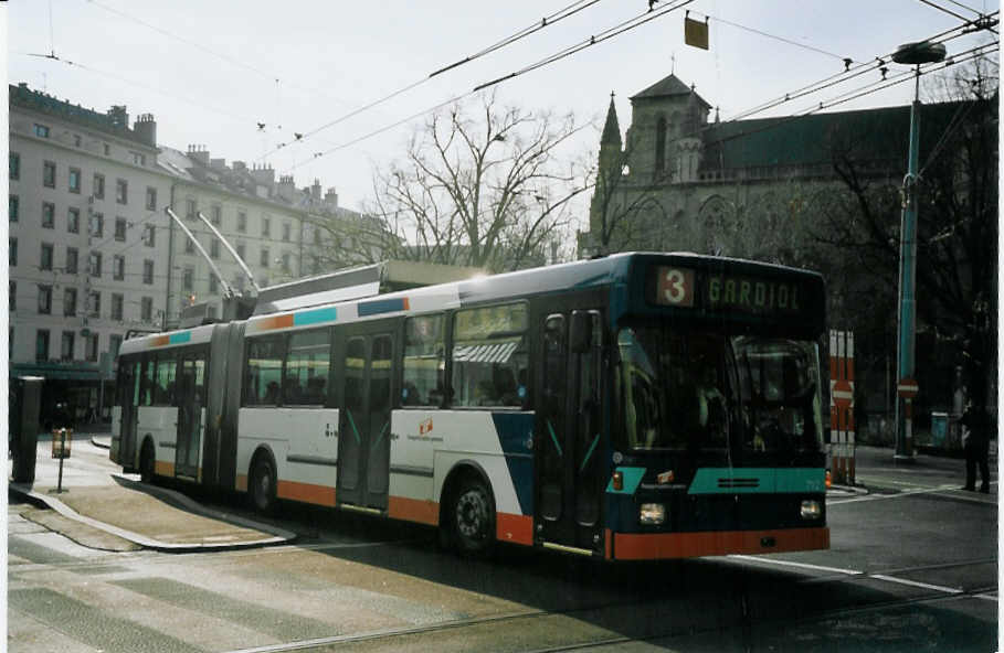 (074'914) - TPG Genve - Nr. 712 - NAW/Hess Gelenktrolleybus am 24. Februar 2005 beim Bahnhof Genve