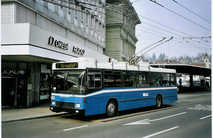 (075'221) - VBL Luzern - Nr. 252 - NAW/R&J-Hess Trolleybus am 25. Februar 2005 beim Bahnhof Luzern