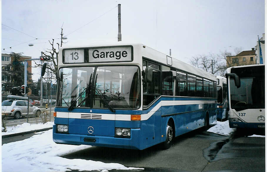 (075'327) - VBL Luzern - Nr. 537 - Mercedes (ex Gowa, Luzern Nr. 37) am 25. Februar 2005 in Luzern, Swisscom