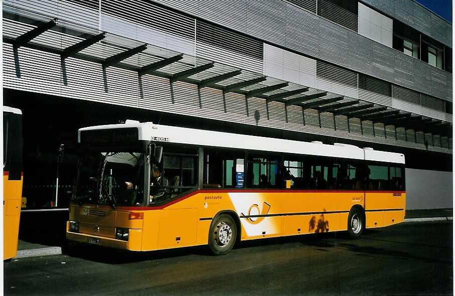 (076'709) - PostAuto Graubnden - GR 102'365 - Mercedes (ex P 25'201) am 25. Mai 2005 beim Bahnhof Landquart