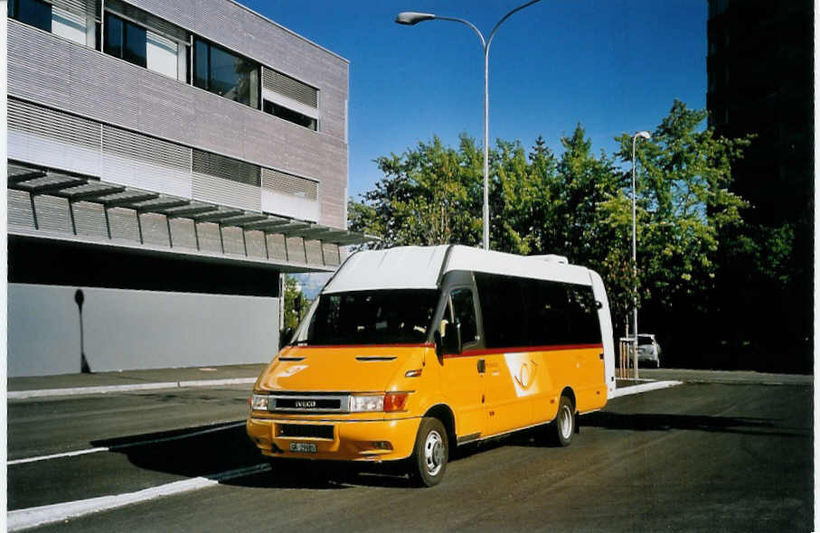 (076'711) - Ackermann, Says - GR 29'085 - Iveco am 25. Mai 2005 beim Bahnhof Landquart