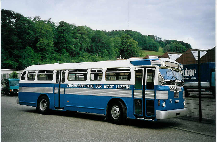 (077'033) - VBL Luzern - Nr. 76/LU 15'052 - Twin Coach am 5. Juni 2005 in Liestal, Garage AAGL