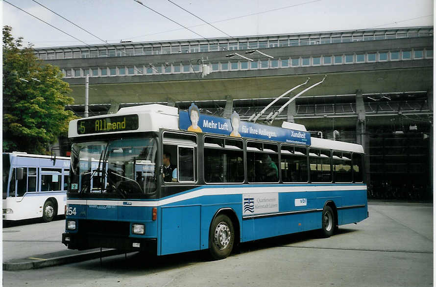 (077'807) - VBL Luzern - Nr. 254 - NAW/R&J-Hess Trolleybus am 18. Juni 2005 beim Bahnhof Luzern