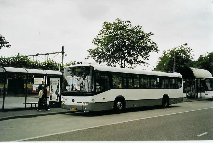 (078'928) - Limex, Maastricht - Nr. 924/BN-NJ-06 - Mercedes am 23. Juli 2005 beim Bahnhof Maastricht