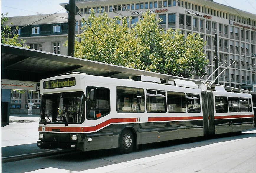 (079'131) - VBSG St. Gallen - Nr. 165 - NAW/Hess Gelenktrolleybus am 28. Juli 2005 beim Bahnhof St. Gallen