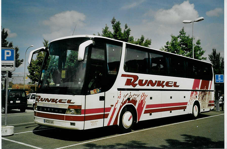 (079'336) - Aus Deutschland: Runkel, Hardert - NR-ER 69 - Setra am 11. August 2005 in Thun, Seestrasse