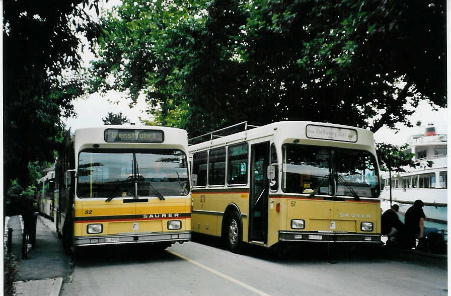 (079'704) - STI Thun - Nr. 52/BE 396'552 + Nr. 57/BE 413'457 - Saurer/R&J am 25. August 2005 bei der Schifflndte Thun