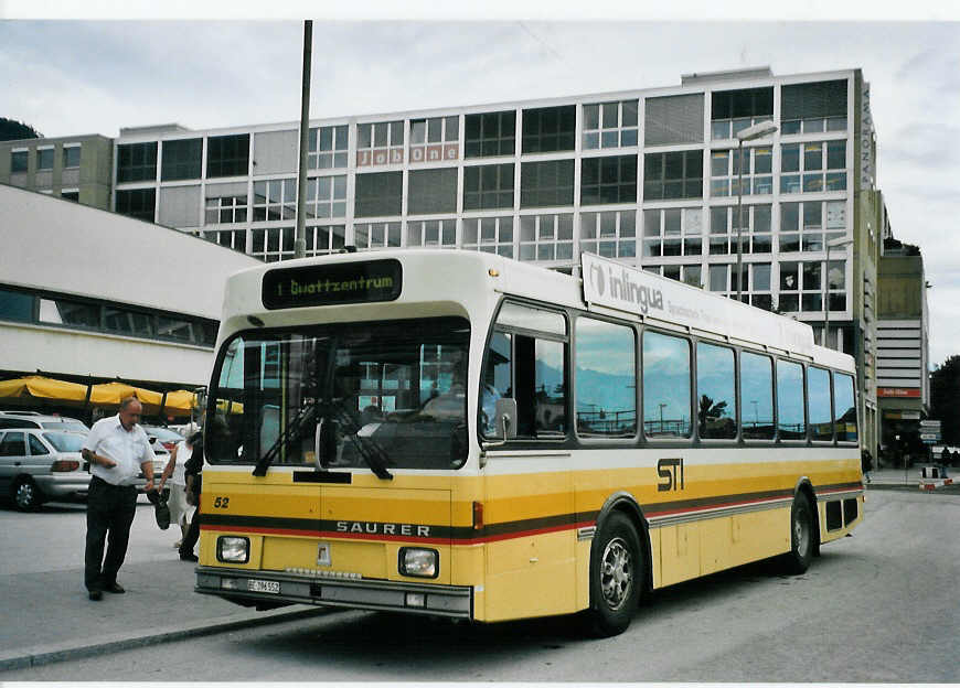 (079'708) - STI Thun - Nr. 52/BE 396'552 - Saurer/R&J am 25. August 2005 beim Bahnhof Thun