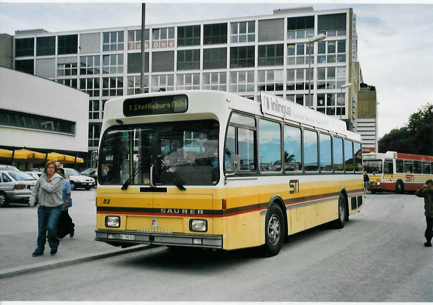 (079'709) - STI Thun - Nr. 52/BE 396'552 - Saurer/R&J am 25. August 2005 beim Bahnhof Thun