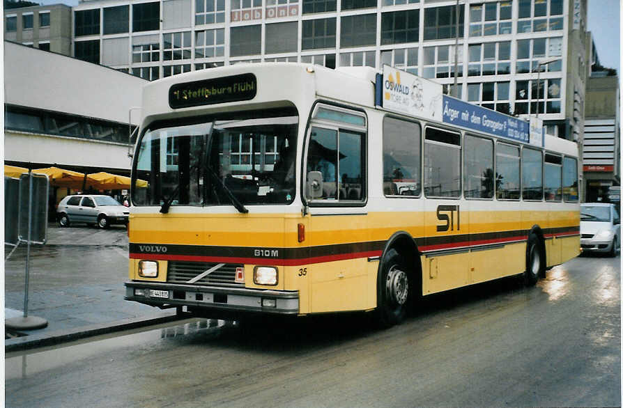 (079'712) - STI Thun - Nr. 35/BE 443'835 - Volvo/R&J (ex SAT Thun Nr. 35) am 25. August 2005 beim Bahnhof Thun