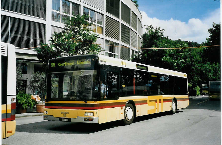 (079'724) - STI Thun - Nr. 83/BE 543'383 - MAN am 26. August 2005 beim Bahnhof Thun