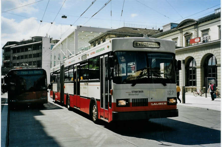 (080'101) - SW Winterthur - Nr. 122 - Saurer/FHS Gelenktrolleybus am 28. August 2005 beim Hauptbahnhof Winterthur