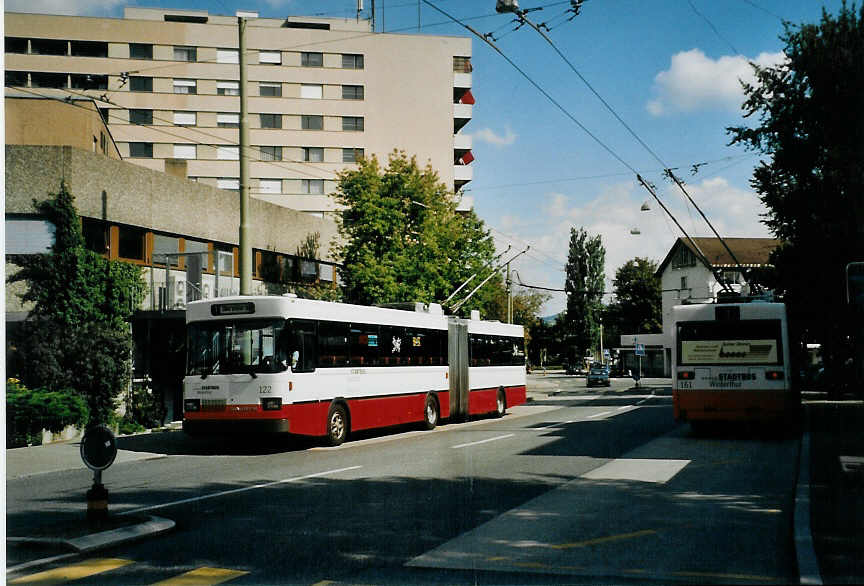 (080'128) - SW Winterthur - Nr. 122 - Saurer/FHS Gelenktrolleybus am 28. August 2005 in Winterthur, Rmertor