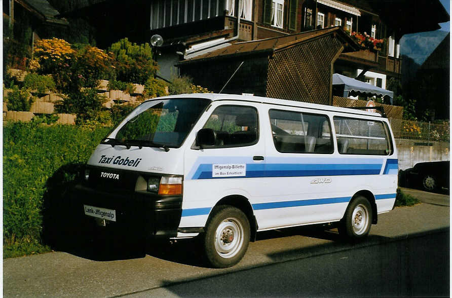 (080'314) - Gobeli, Lenk - Toyota am 3. September 2005 beim Bahnhof Lenk