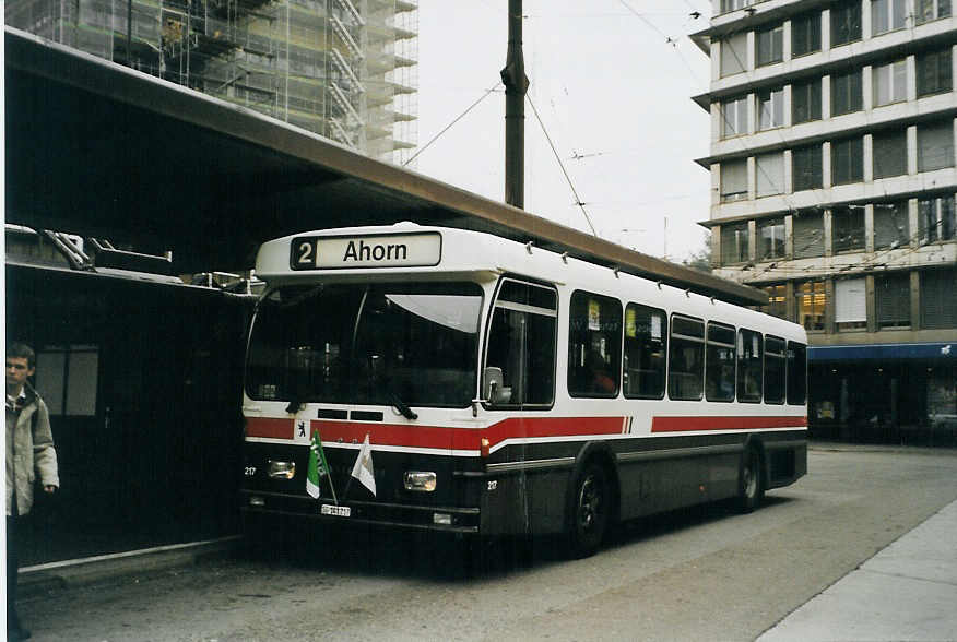 (080'813) - VBSG St. Gallen - Nr. 217/SG 141'217 - Saurer/Hess am 18. Oktober 2005 beim Bahnhof St. Gallen