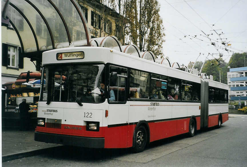 (080'922) - SW Winterthur - Nr. 122 - Saurer/FHS Gelenktrolleybus am 18. Oktober 2005 beim Hauptbahnhof Winterthur