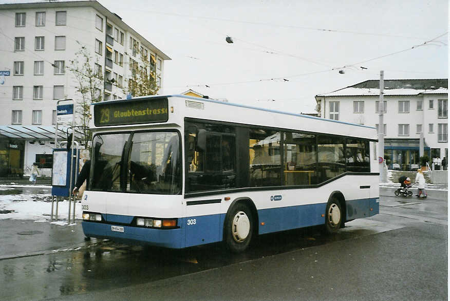 (081'631) - VBZ Zrich - Nr. 303/ZH 654'303 - Neoplan am 28. November 2005 beim Bahnhof Zrich-Seebach