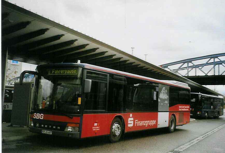 (081'709) - SBG Freiburg - FR-JS 687 - Setra am 3. Dezember 2005 beim Bahnhof Freiburg