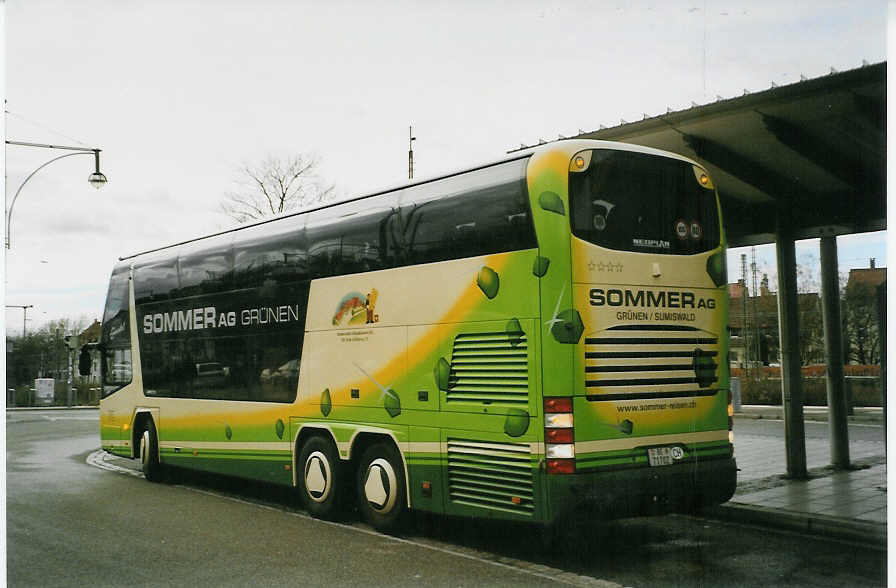 (081'715) - Aus der Schweiz: Sommer, Grnen - BE 71'702 - Neoplan am 3. Dezember 2005 beim Bahnhof Freiburg