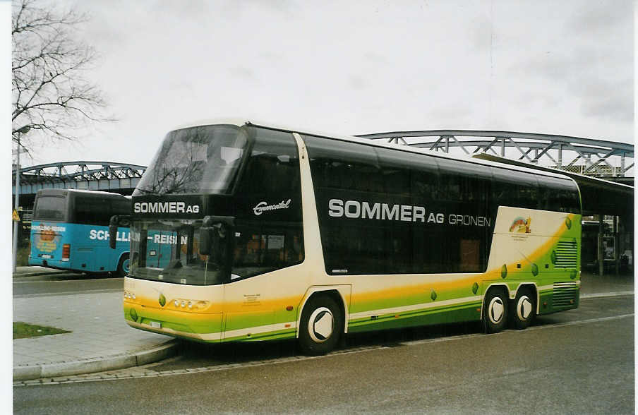 (081'716) - Aus der Schweiz: Sommer, Grnen - BE 71'702 - Neoplan am 3. Dezember 2005 beim Bahnhof Freiburg