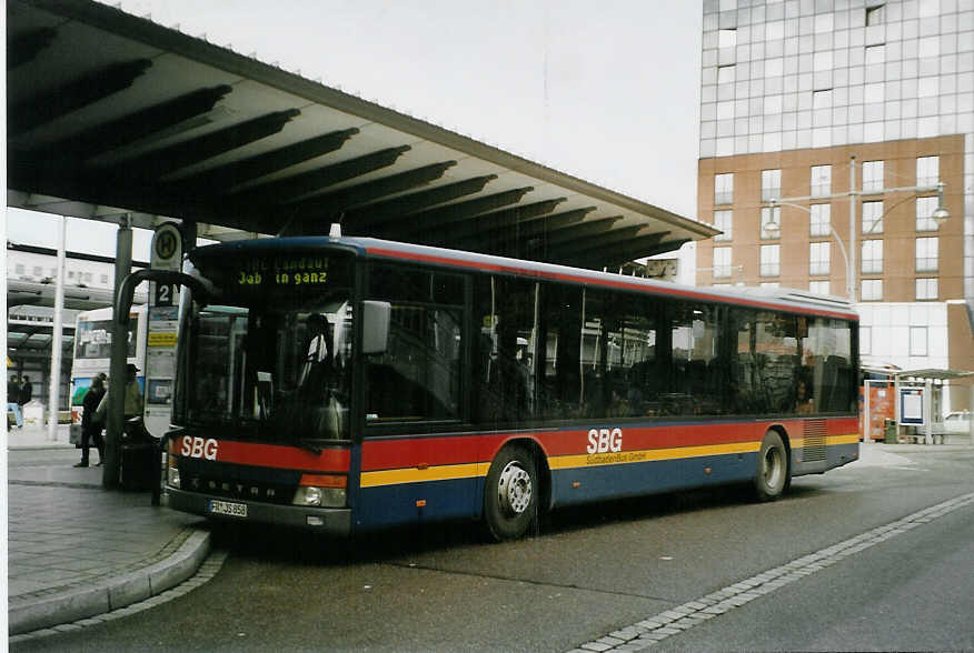 (081'718) - SBG Freiburg - FR-JS 858 - Setra am 3. Dezember 2005 beim Bahnhof Freiburg