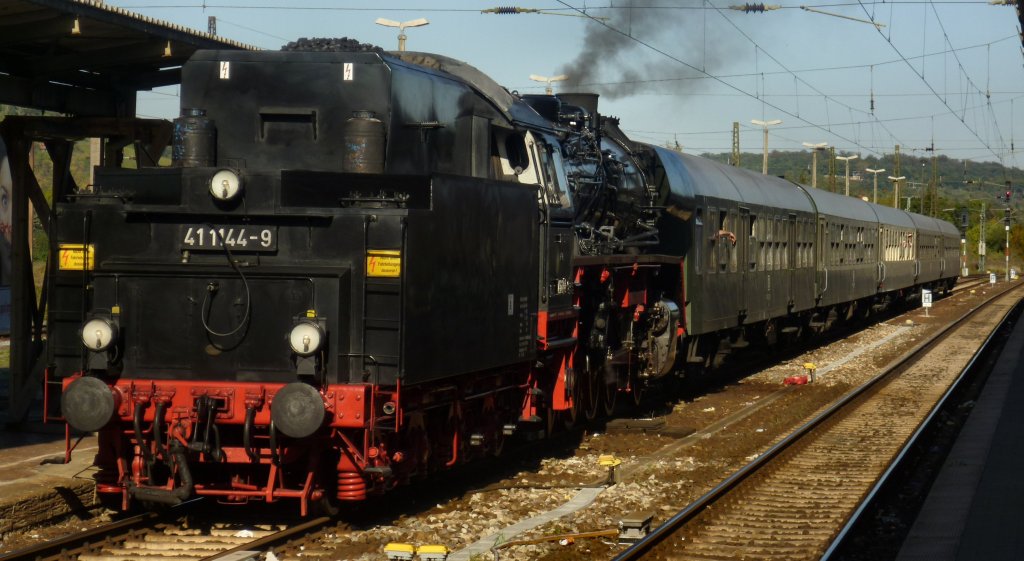 41 1144-9 mit dem Sonderzug  Rotkppchen-Express II  von Altenburg nach Freyburg, in Naumburg Hbf am 01.10.2011.
