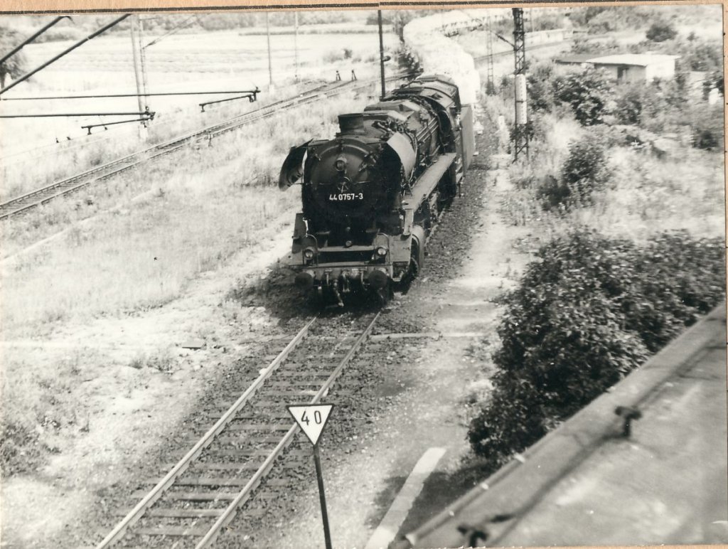 44 0757-3 BW Gera von Teuchern kommend am 25.07.1981 bei der Einfahrt in Naumburg/Saale Hbf. Der Zug wird dann weiter auf der Unstrutbahn fahren.