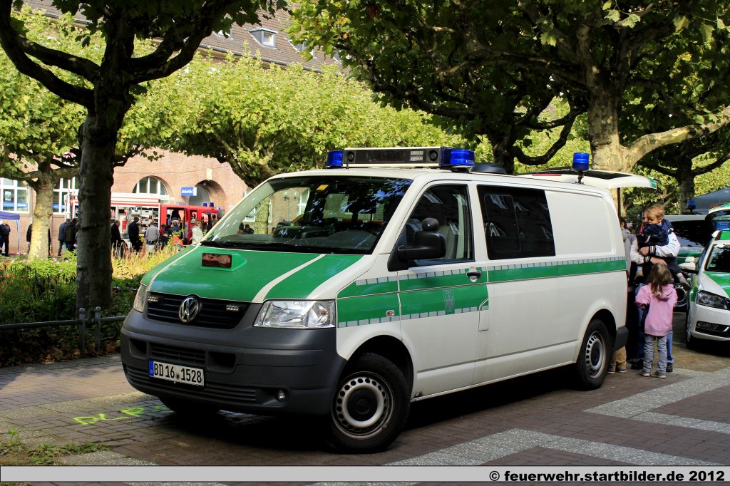 Aktuelles Einsatzfahrzeug des Zoll NRW.
Aufgenommen beim Blaulichttag 2012 in Oberhausen,29.9.2012.