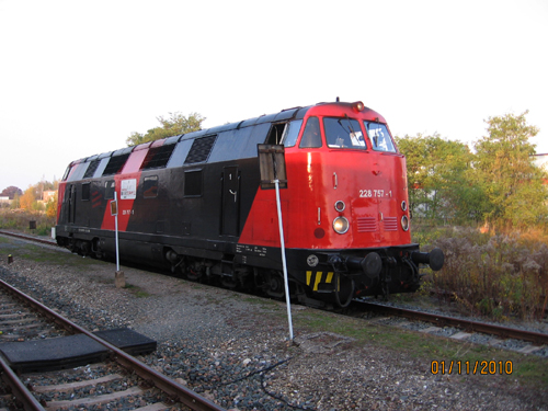 Am 01.11.2010 stand die 228 757-1 (92 80 1228 757-1 D-EBS) von der Erfurter Bahnservice GmbH im Bf Naumburg Ost. (Foto: Hans Grau)